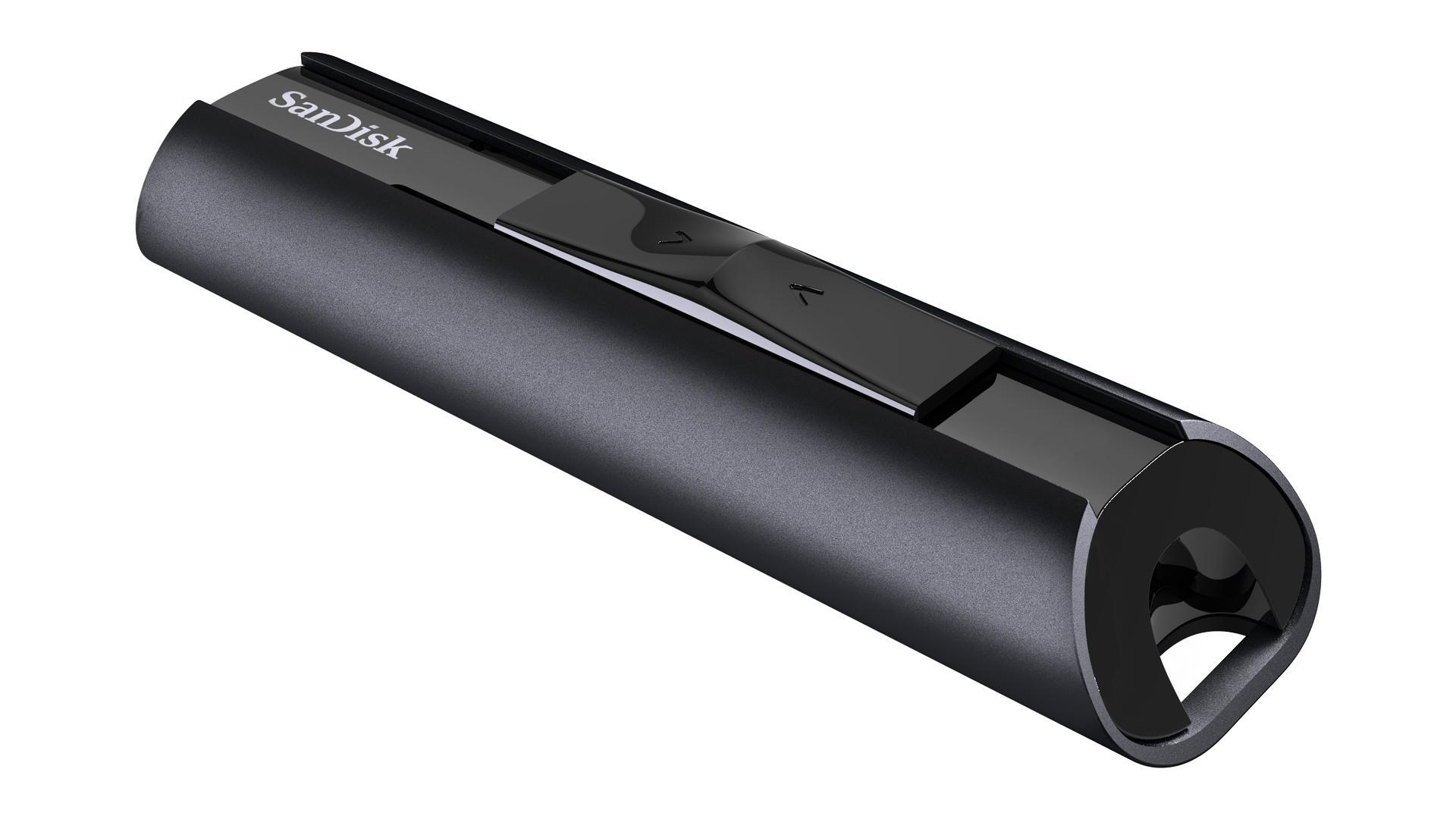 Ein schwarzer und silberner SanDisk USB-Stick. Er ist zylindrisch und hat einen Schiebemechanismus.