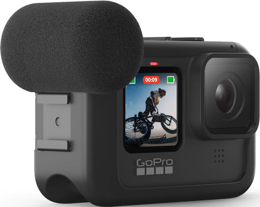 Caméra GoPro noire avec un microphone. Un écran montre un cycliste faisant un trick.