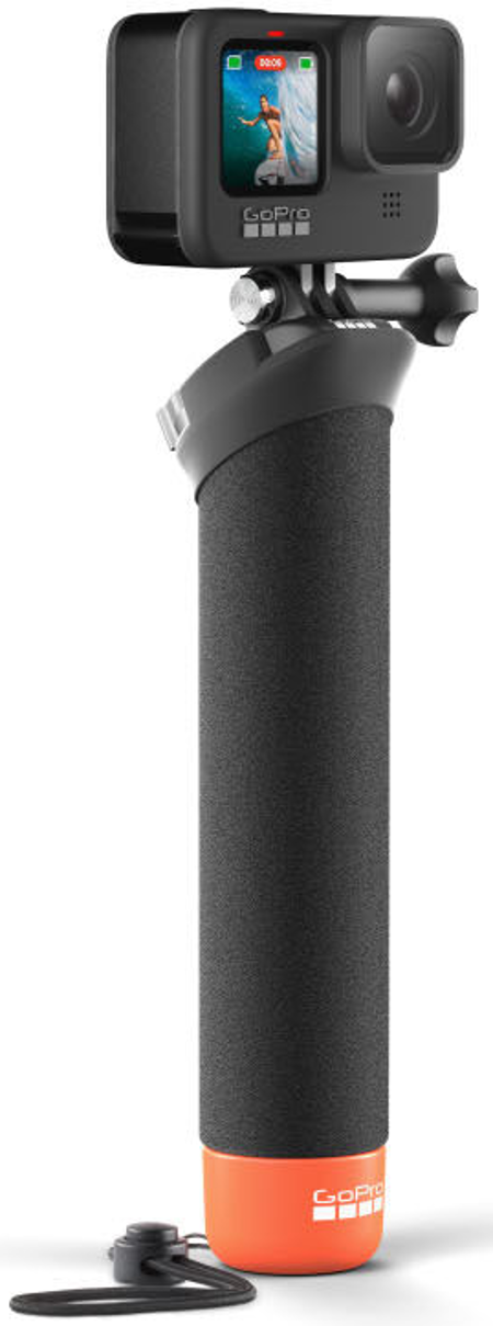 GoPro Kamera auf einem Stab, mit schwarzem Griff und Handschlaufe, isoliert auf Weiß.