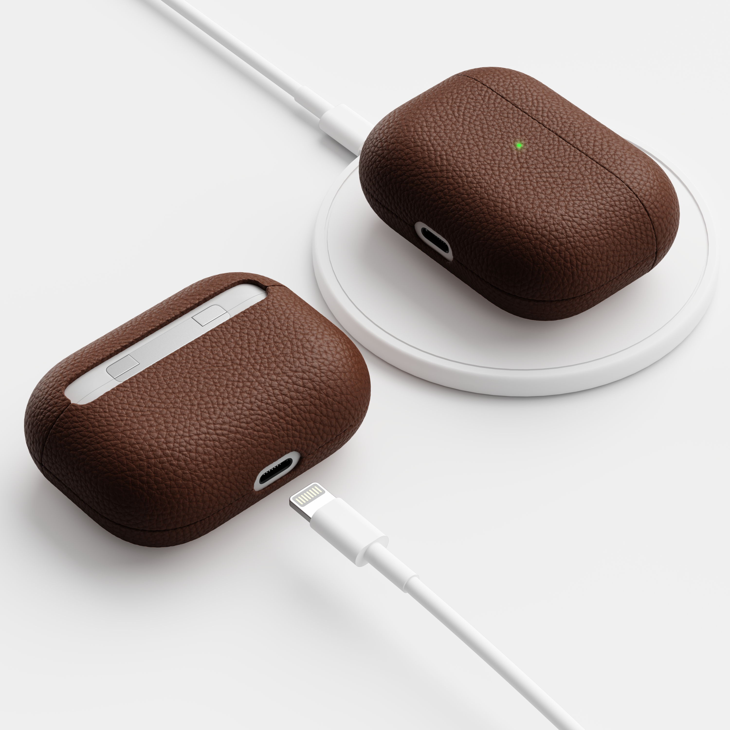 Braunes Leder-AirPods Pro-Etui mit Ladecase und Ladekabel. Weißer Hintergrund.