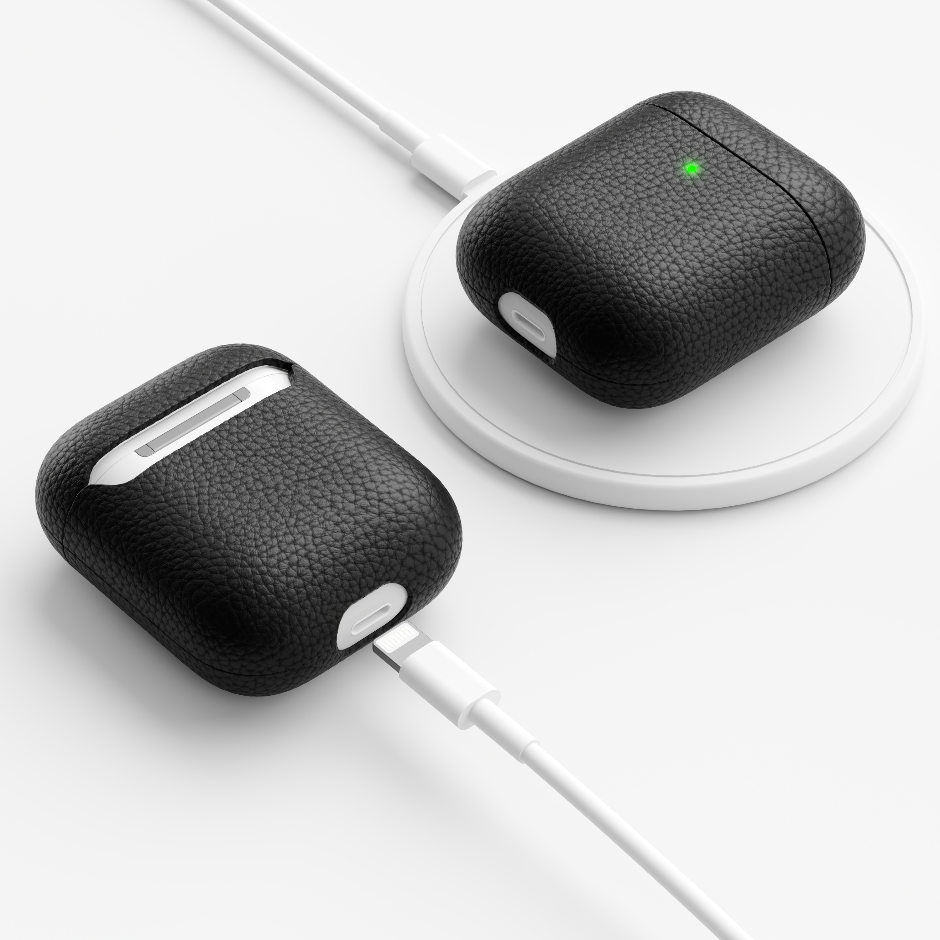 Zwei schwarze AirPods-Hüllen aus Lederimitat, eine auf einem Ladepad, die andere mit Kabel.