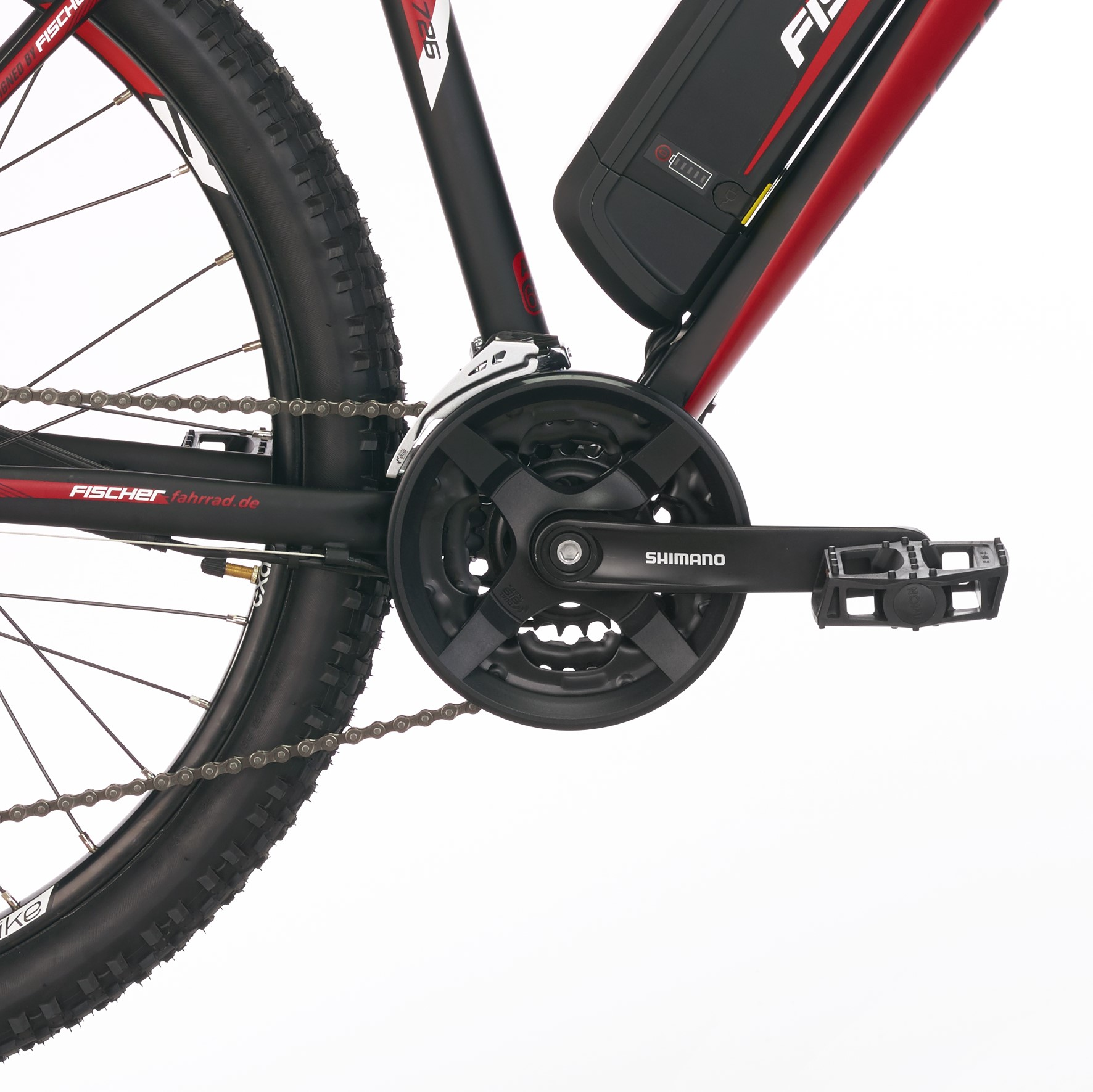 Schwarzes und rotes Elektrofahrrad mit Shimano-Kurbelsatz.