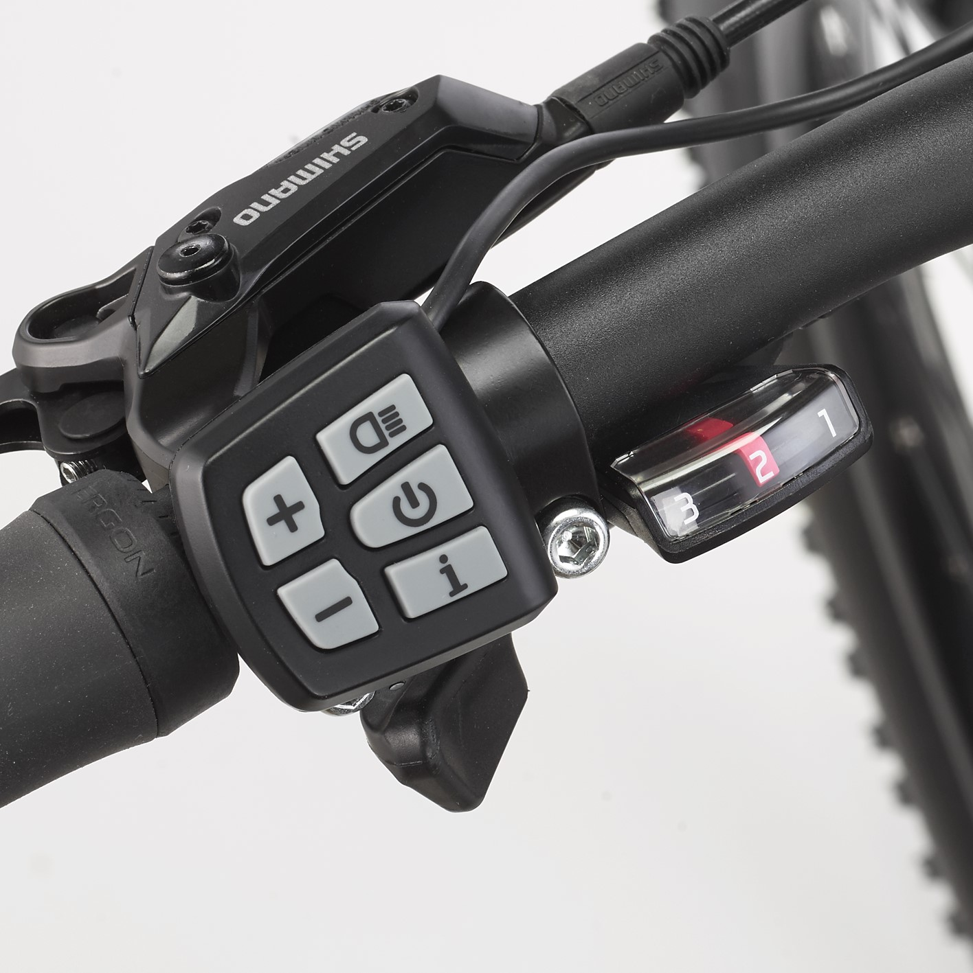 Nahaufnahme eines Fahrradlenkers mit Bedienelementen und Ganganzeige.