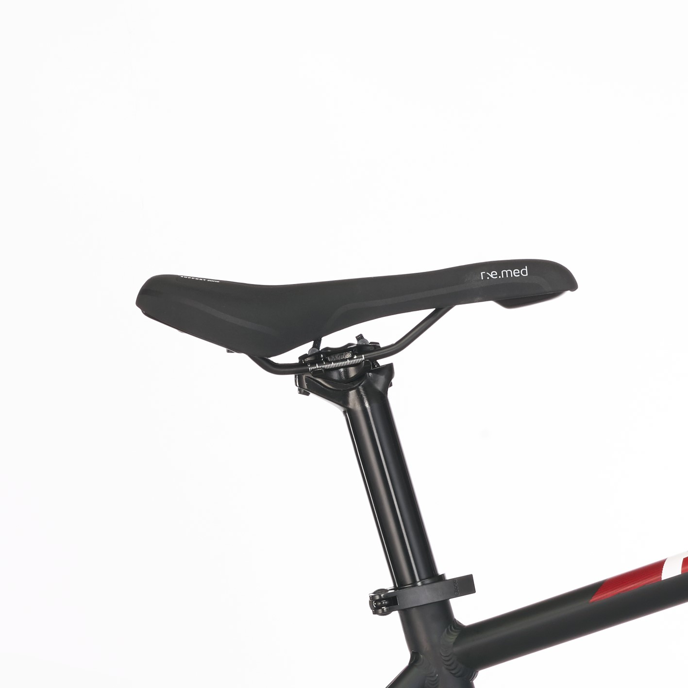 Ein schwarzer Fahrradsattel, montiert auf einer schwarzen Stange. Das Wort 'r.e.med' steht auf dem Sattel.