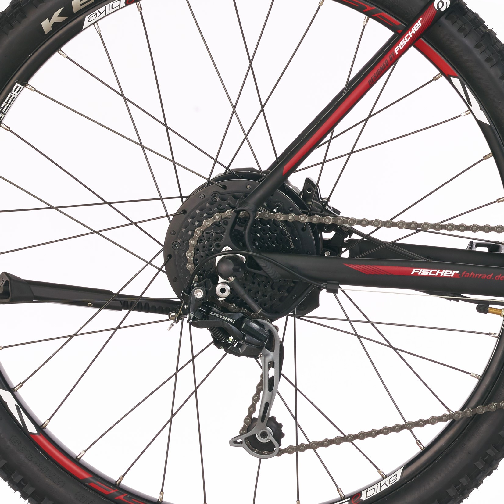 Hinterrad eines schwarz-roten Mountainbikes. Kette und Gangsystem sind vor weißem Hintergrund sichtbar.