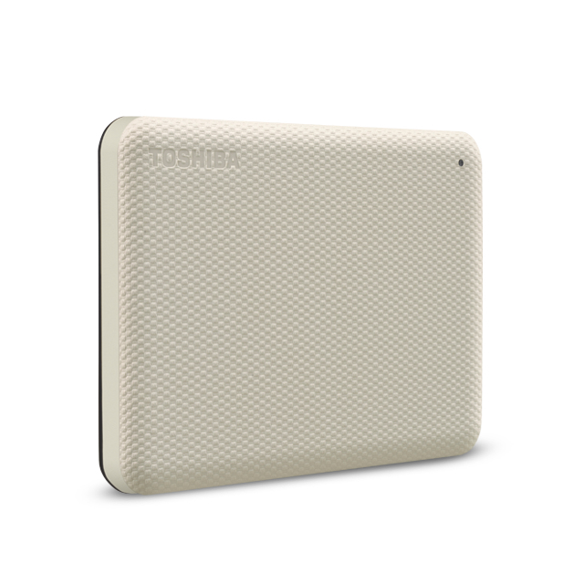 Disco duro externo Toshiba. El dispositivo es blanco con un patrón texturizado. Es rectangular.