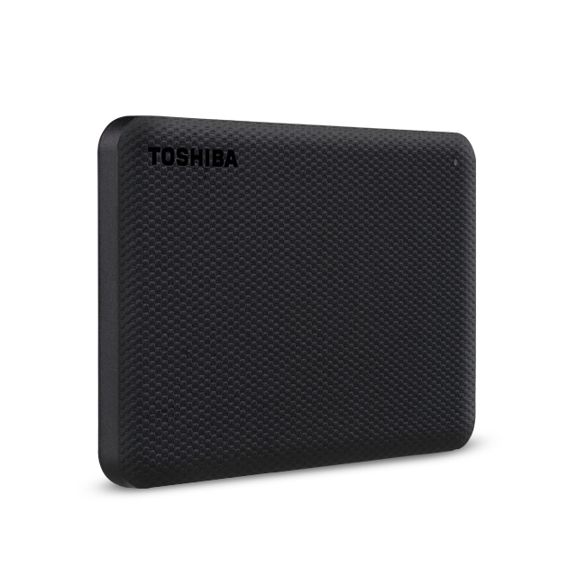 Disco duro externo Toshiba negro. Superficie texturizada, ligeramente en ángulo, fondo blanco.