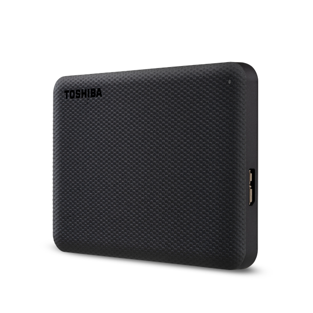 Un disco duro externo negro Toshiba, con superficie texturizada, sobre fondo blanco.
