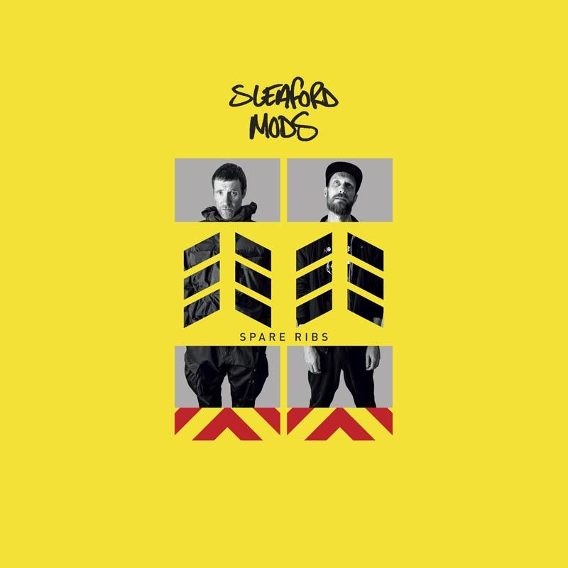 Albumcover: Sleaford Mods, zwei Männer in schwarzen Jacken und Hosen, gelber Hintergrund.