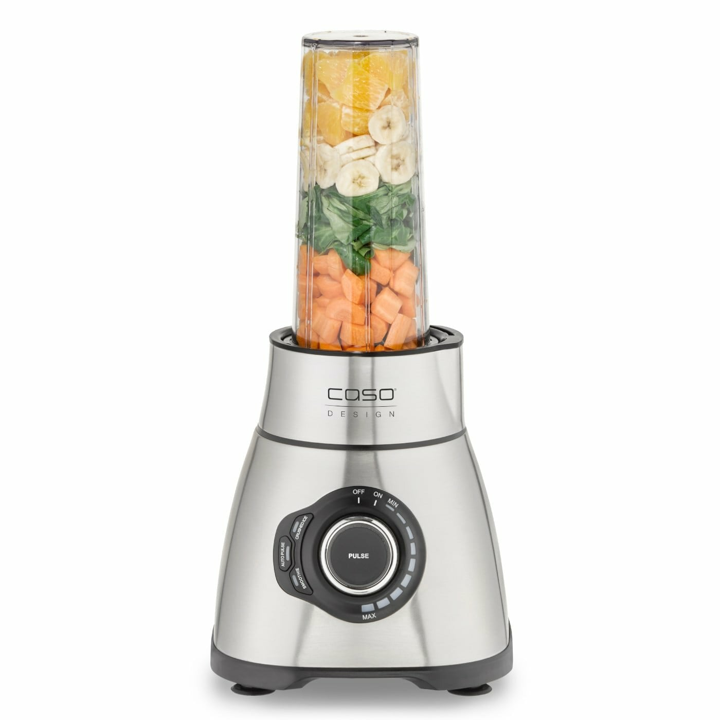 Silberner Mixer mit Zutaten darin. Die Zutaten umfassen Orangenscheiben, Bananen, Spinat und Karotten.