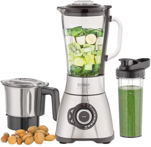 Mixer mit Zutaten, einem separaten Behälter und einem Smoothie in einem Becher zum Mitnehmen.
