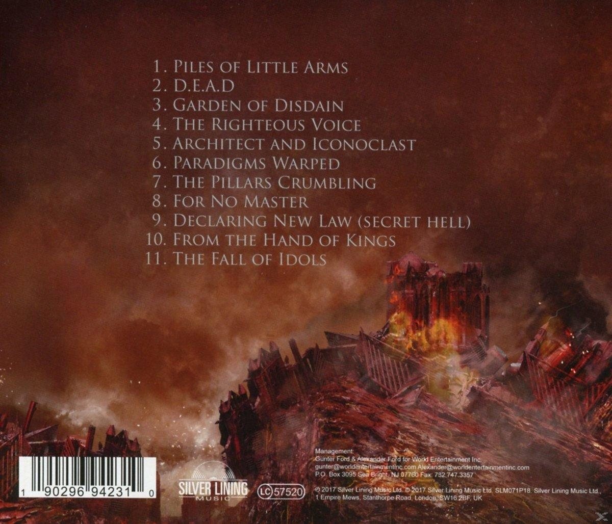 CD-Album-Rückseite mit Titelliste, Credits und einem brennenden Burgbild.