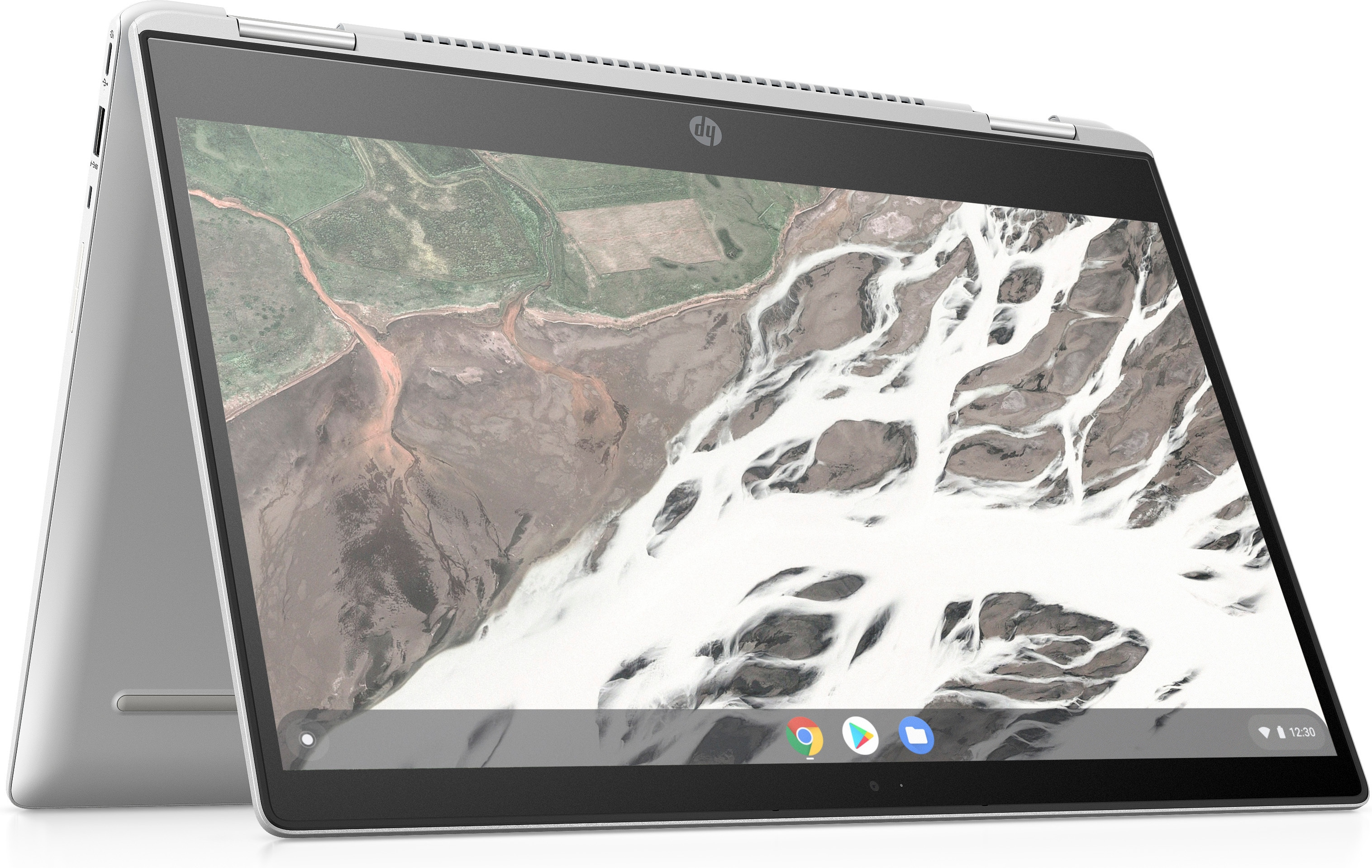 Ein silbernes HP Chromebook, geöffnet, zeigt ein Landschaftsbild auf dem Bildschirm, angewinkelt auf einer Oberfläche.