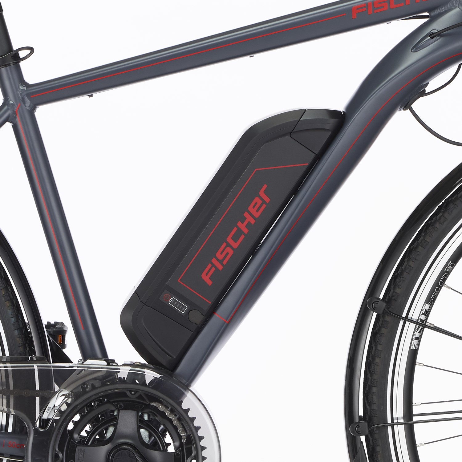 Nahaufnahme des E-Bike-Rahmens. Fischer-Marke. Schwarzer Akku mit rotem Text, grauer Rahmen.