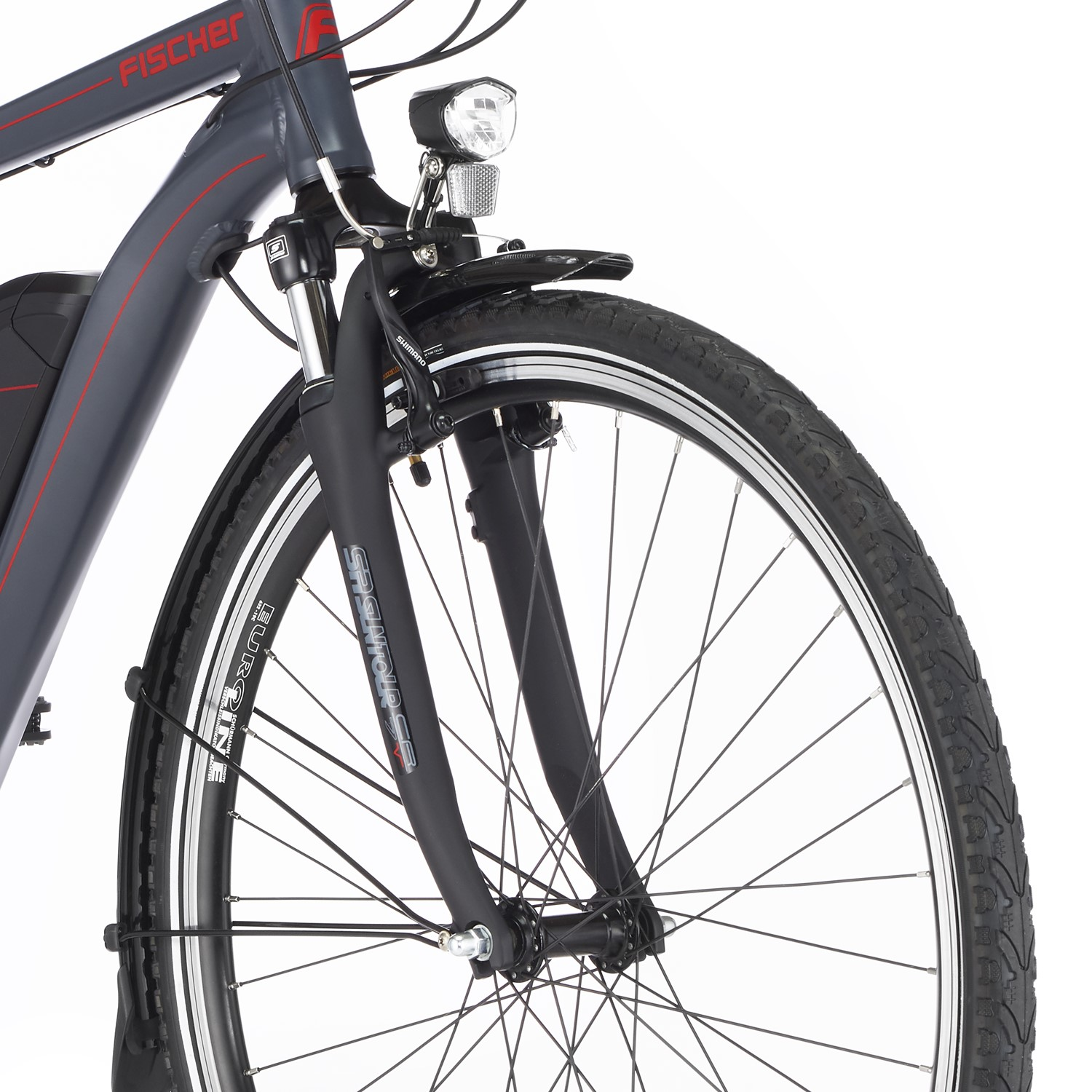 Vorderrad eines grau-roten Fischer E-Bikes, mit dem Markennamen auf dem Rahmen.