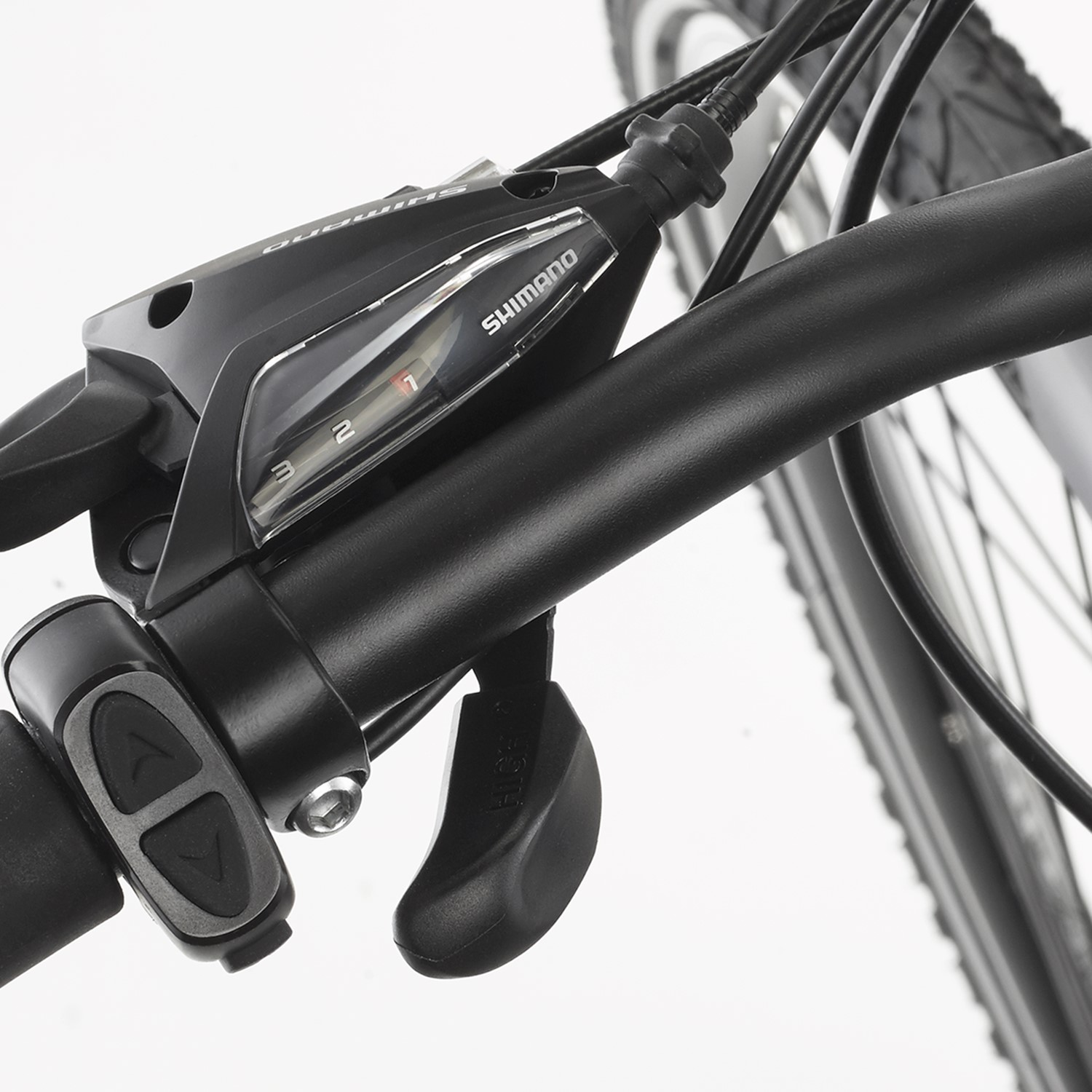 Nahaufnahme eines Fahrradlenkers mit Shimano-Schaltern.