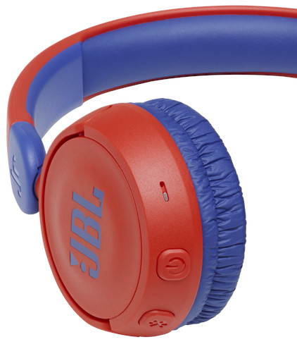 Rode en blauwe JBL-hoofdtelefoon. De rechter oorschelp is zichtbaar, met de knop.