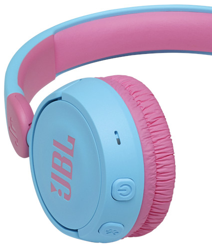 Blauwe en roze JBL koptelefoon. Close-up van de oorschelp en hoofdband.