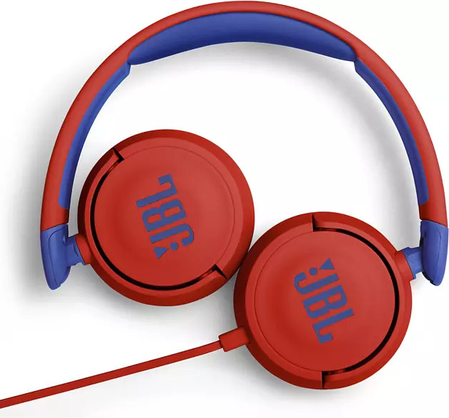Rode en blauwe JBL koptelefoon op een wit oppervlak. Het JBL logo is blauw zichtbaar.