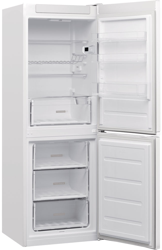 Een witte koelkast met een open deur, met planken, laden en vriesvakken.