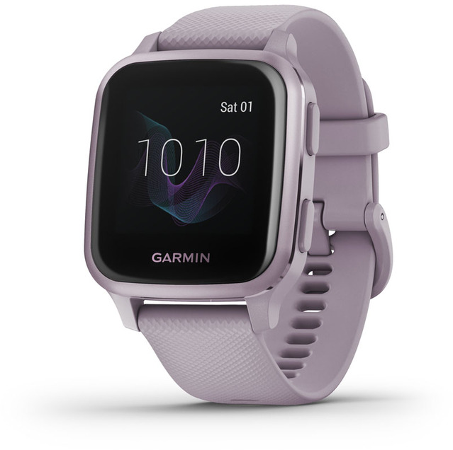 Egy lila Garmin okosóra 10:10-et mutat. Az óra négyzet alakú, fekete képernyővel és lila szíjjal rendelkezik.