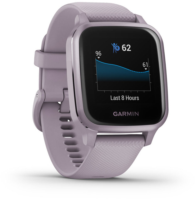 Egy levendula színű Garmin okosóra 8 órán keresztül mutatja a pulzusszámot. Az óra szögletes, texturált szíjjal rendelkezik.