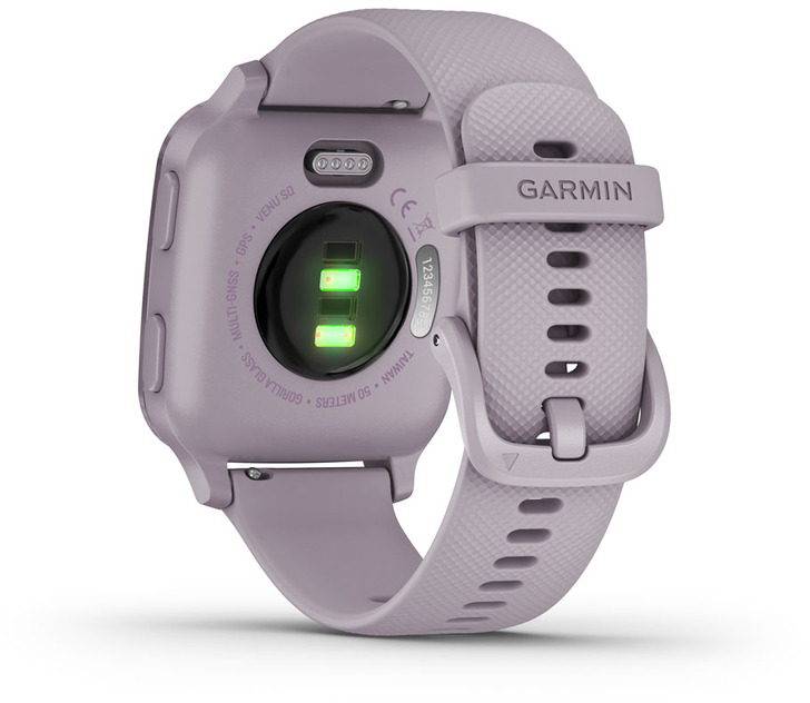 Lila Garmin okosóra, hátulnézet. Érzékelők, óraszíj és szöveg: 'GARMIN', 'GPS', 'VENU SQ', 'GORILLA GLASS'.