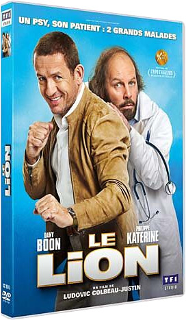 Couverture DVD du film 'Le Lion'. Les acteurs sont affichés avec un fond bleu et blanc.