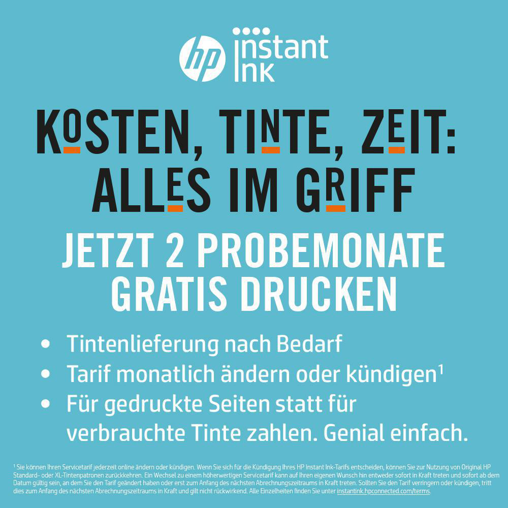 Eine blaue Werbung mit Text über HP Instant Ink und einem QR-Code.