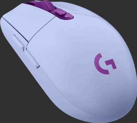 Eine weiße und lila Gaming-Maus auf dunkler Oberfläche.