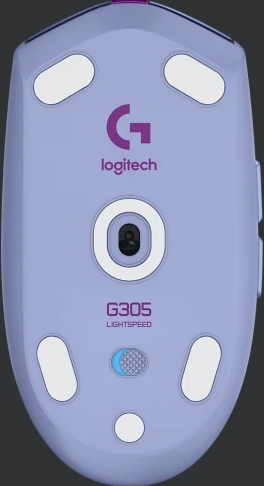 Unterseite einer Logitech G305 Lightspeed-Maus. Hellblauer Körper mit lila Logo. Dunkler Hintergrund.