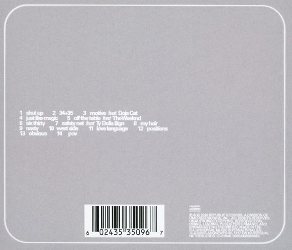 Egy szürke CD-tok, számlistával és vonalkóddal. A hátsó borító világosszürke.