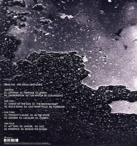 Albumcover mit Text und dunklem, strukturiertem Hintergrund.