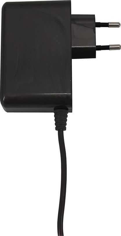 Ein schwarzes Netzteil mit schwarzem Kabel und Stecker auf weißem Hintergrund.