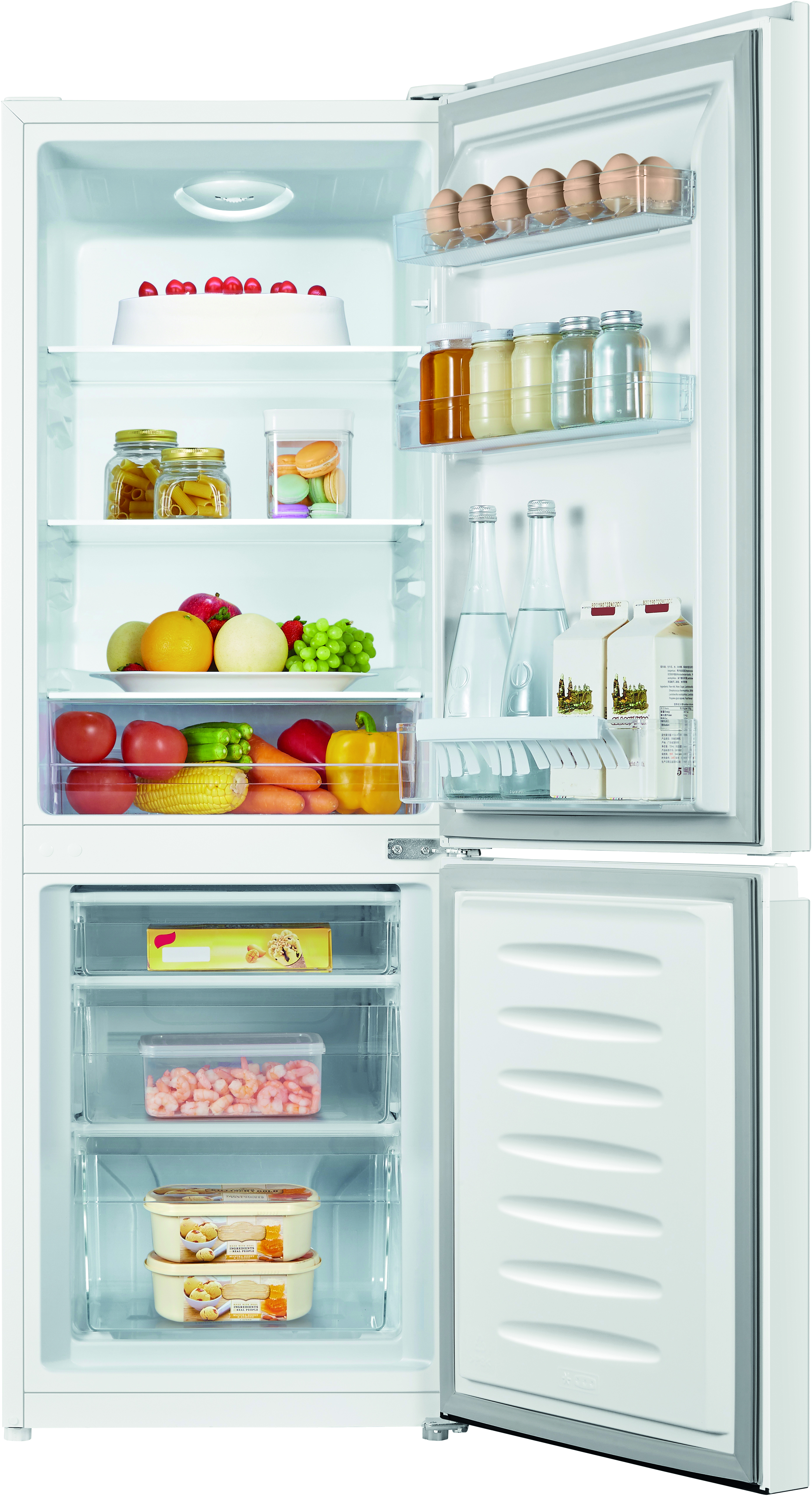 Weißer Kühlschrank mit geöffneten Türen. Innenräume zeigen Regale mit Lebensmitteln wie Eiern, Früchten und Getränken.