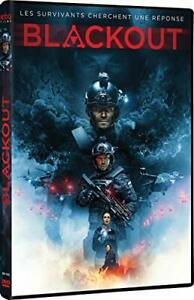 Couverture de film avec des soldats, l'un en équipement noir, l'autre avec un casque, avec le titre 'Blackout'.