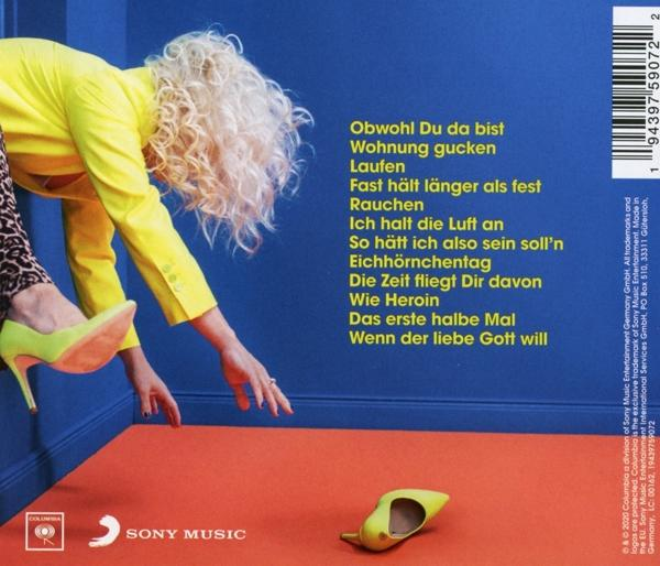 Rückseite einer CD mit Songtexten und einer Frau in gelber Jacke und grünen Absätzen.