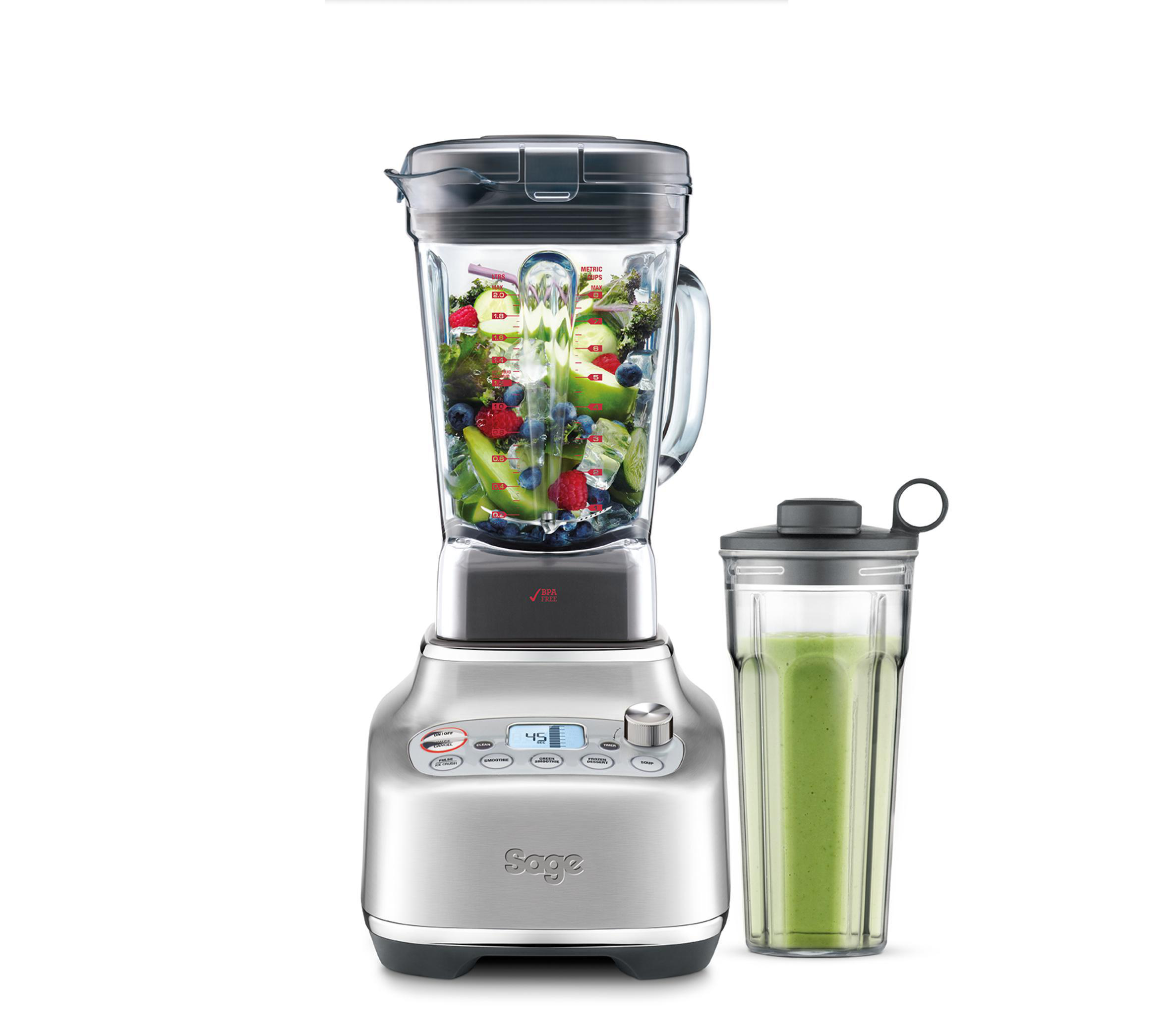 Silberner Mixer mit Zutaten, plus eine separate Smoothie-Tasse. Weißer Hintergrund.
