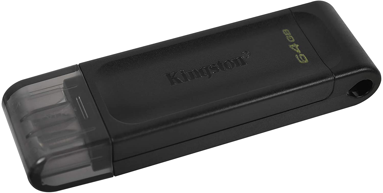 Fekete Kingston USB meghajtó. Téglalap alakú, átlátszó kupakkal. Kingston logó nyomtatva.