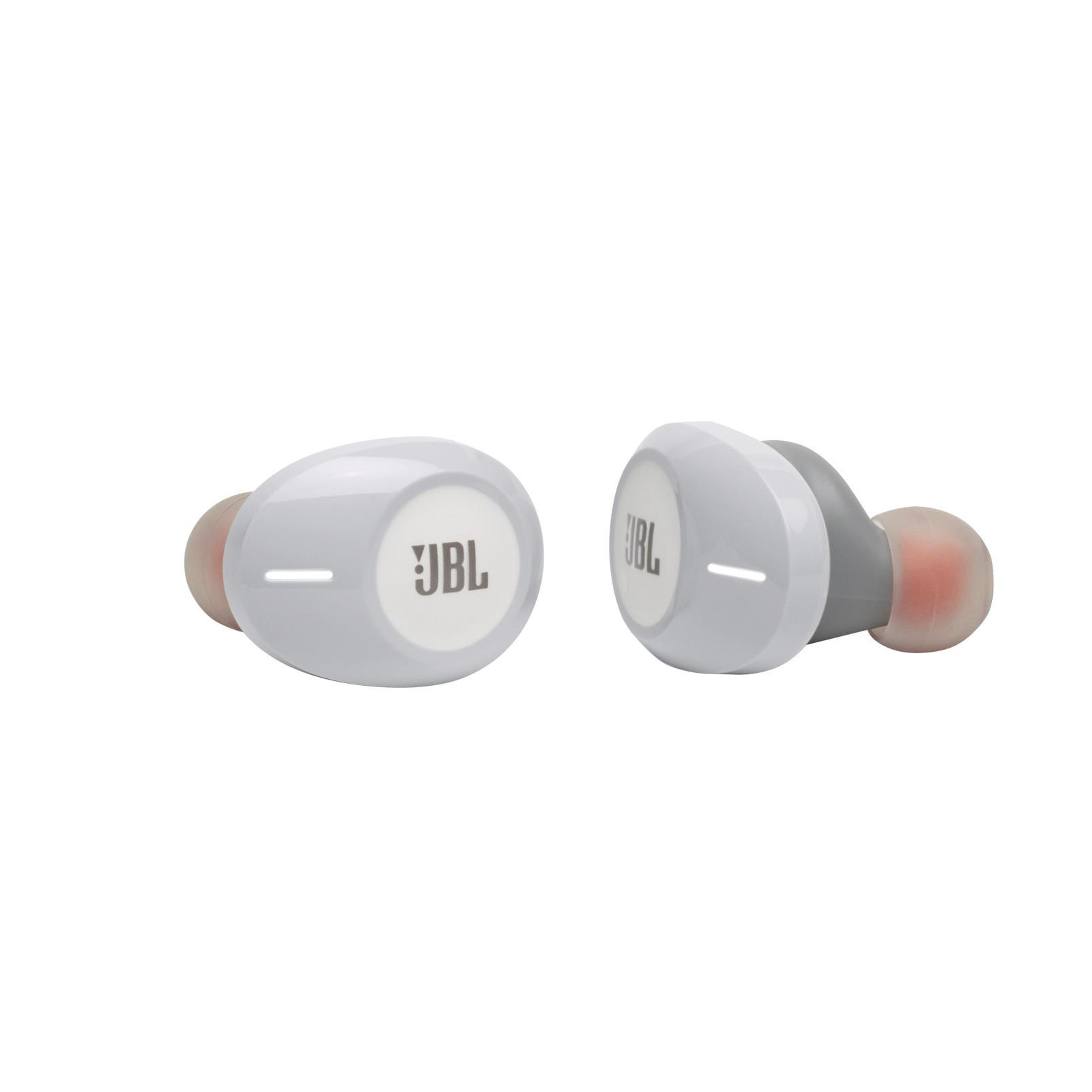 Zwei kabellose Ohrhörer, weiß mit JBL-Logo. Einer liegt seitlich, der andere nach vorne. Orangen Spitzen.