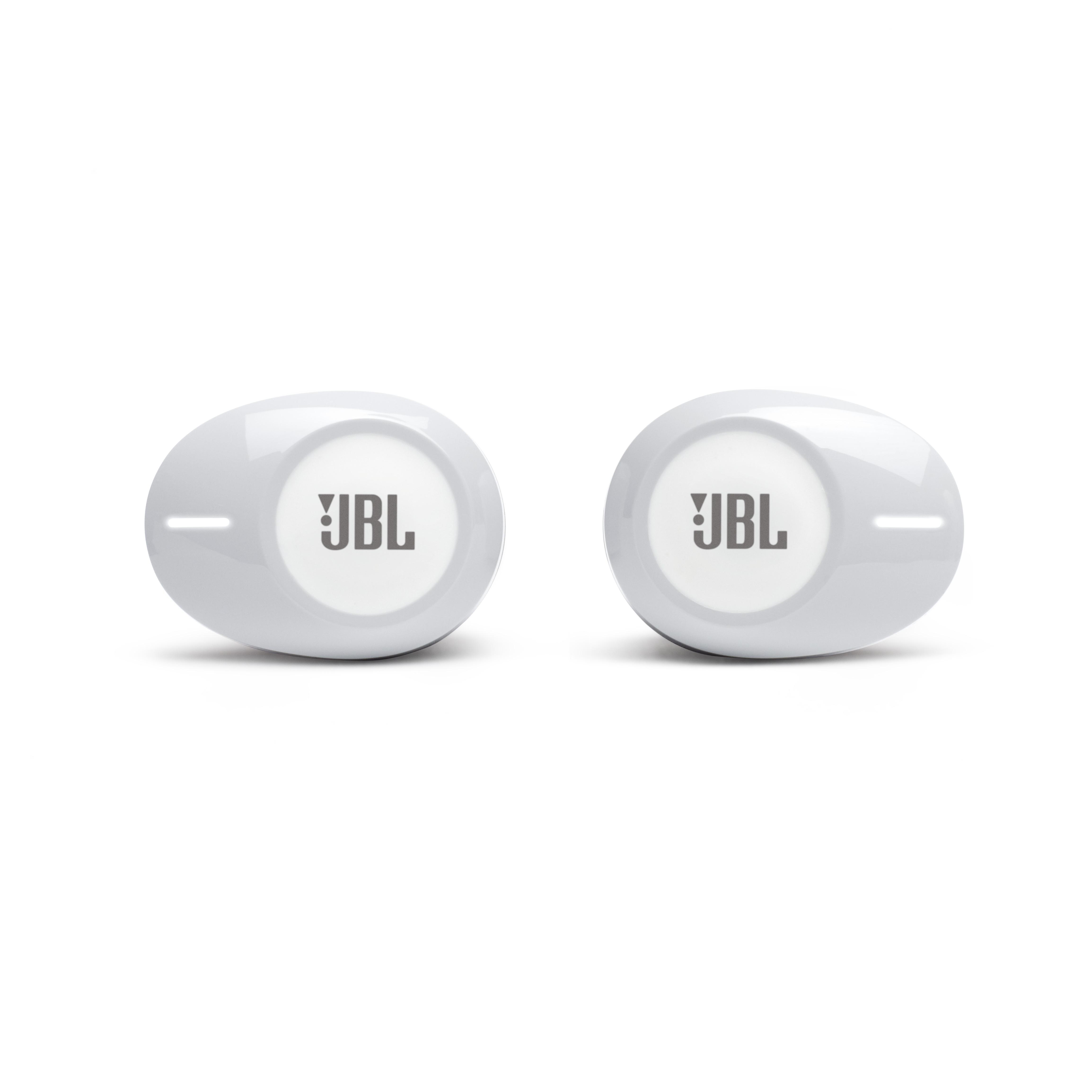 Zwei weiße JBL-Ohrhörer mit JBL-Logo. Sie sind oval und haben ein kleines Licht.