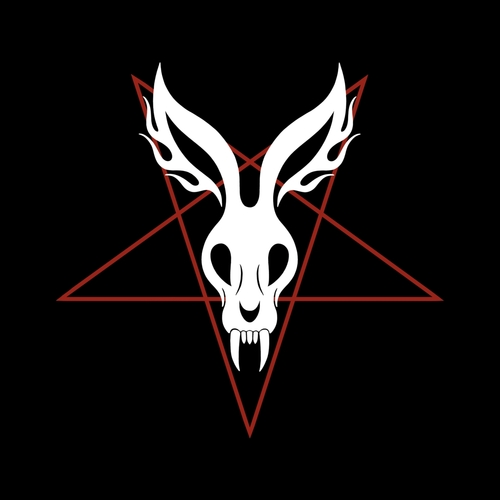 Fond noir, crâne de lapin blanc avec cornes à l'intérieur d'un pentagramme rouge.