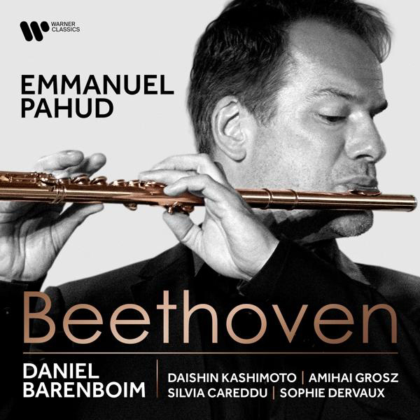 Albumcover: Emmanuel Pahud spielt Flöte. Beethoven steht fett gedruckt. Schwarz-Weiß-Foto.