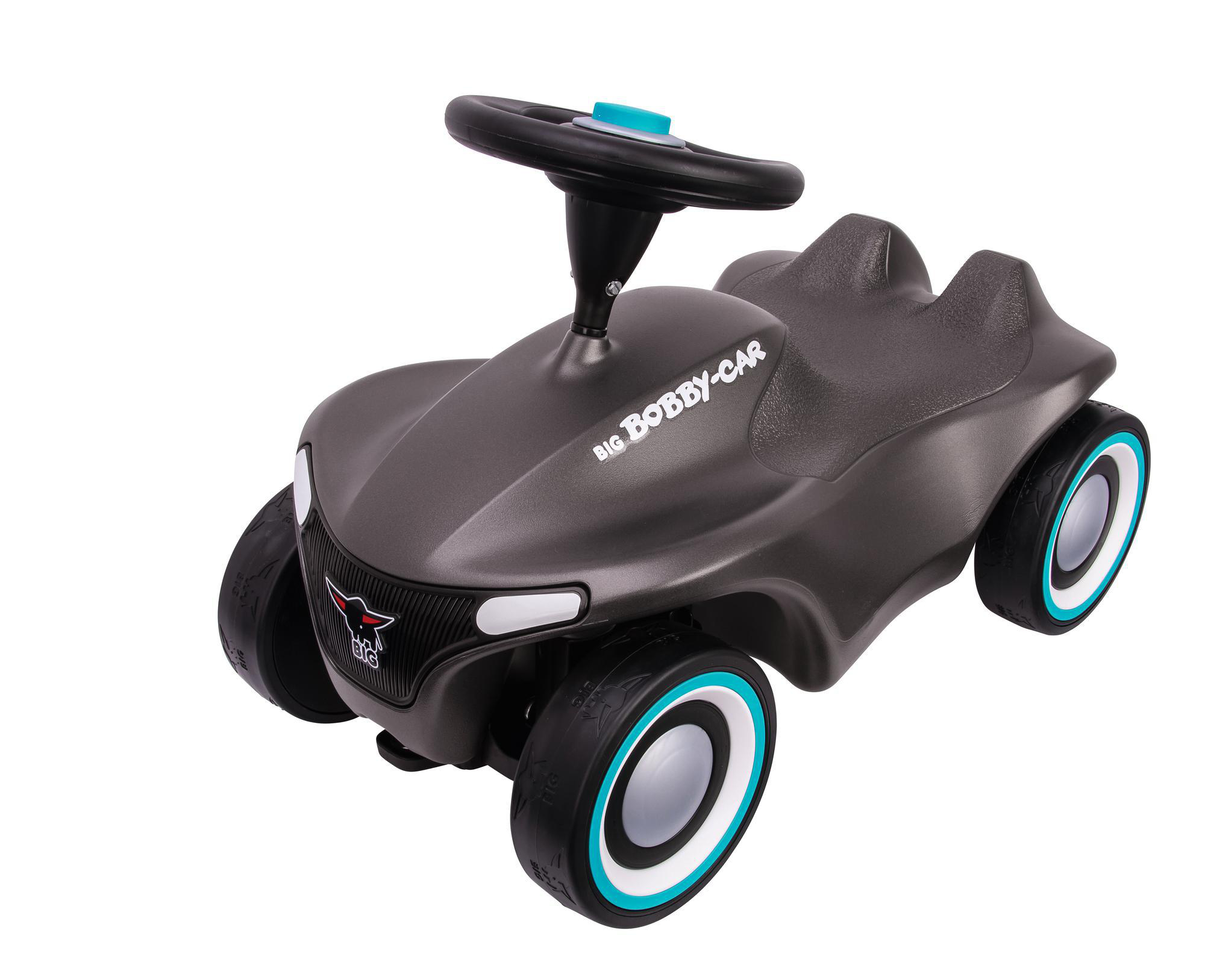 Ein graues Spielzeugauto mit Lenkrad und blau-weißen Radakzenten.