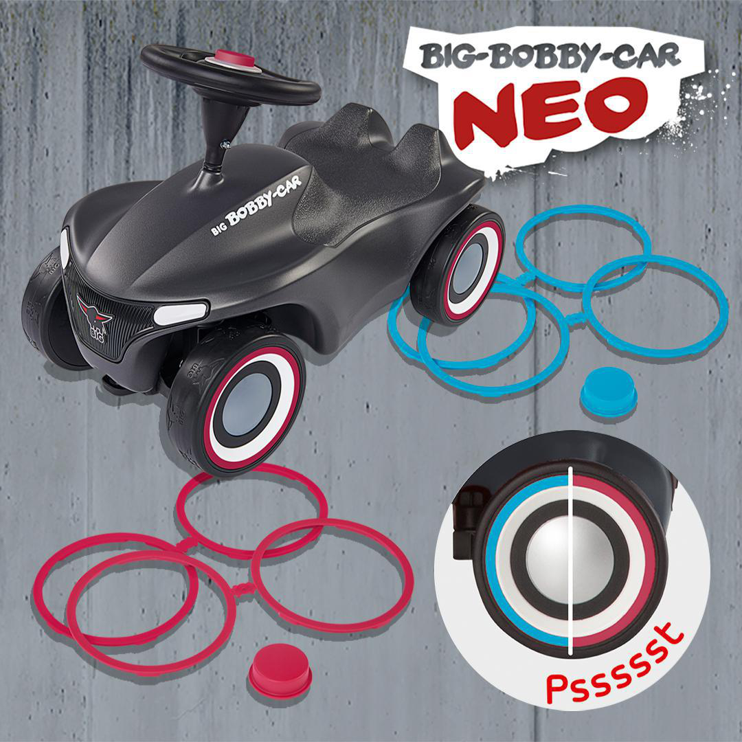 Schwarzes Spielzeugauto mit roten und weißen Rädern, Zubehör und Text 'BIG-BOBBY-CAR NEO'.