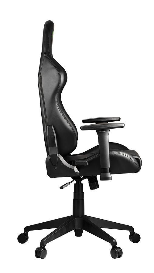 Schwarzer Gaming-Stuhl von der Seite auf weißem Hintergrund.