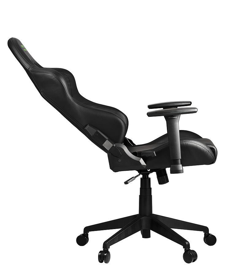 Schwarzer Gaming-Stuhl, zurückgelehnt, Seitenansicht, weißer Hintergrund.