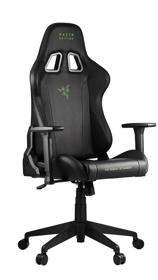 Schwarzer Razer-Gaming-Stuhl. Razer-Logo sichtbar. Er hat Armlehnen und eine hohe Rückenlehne.
