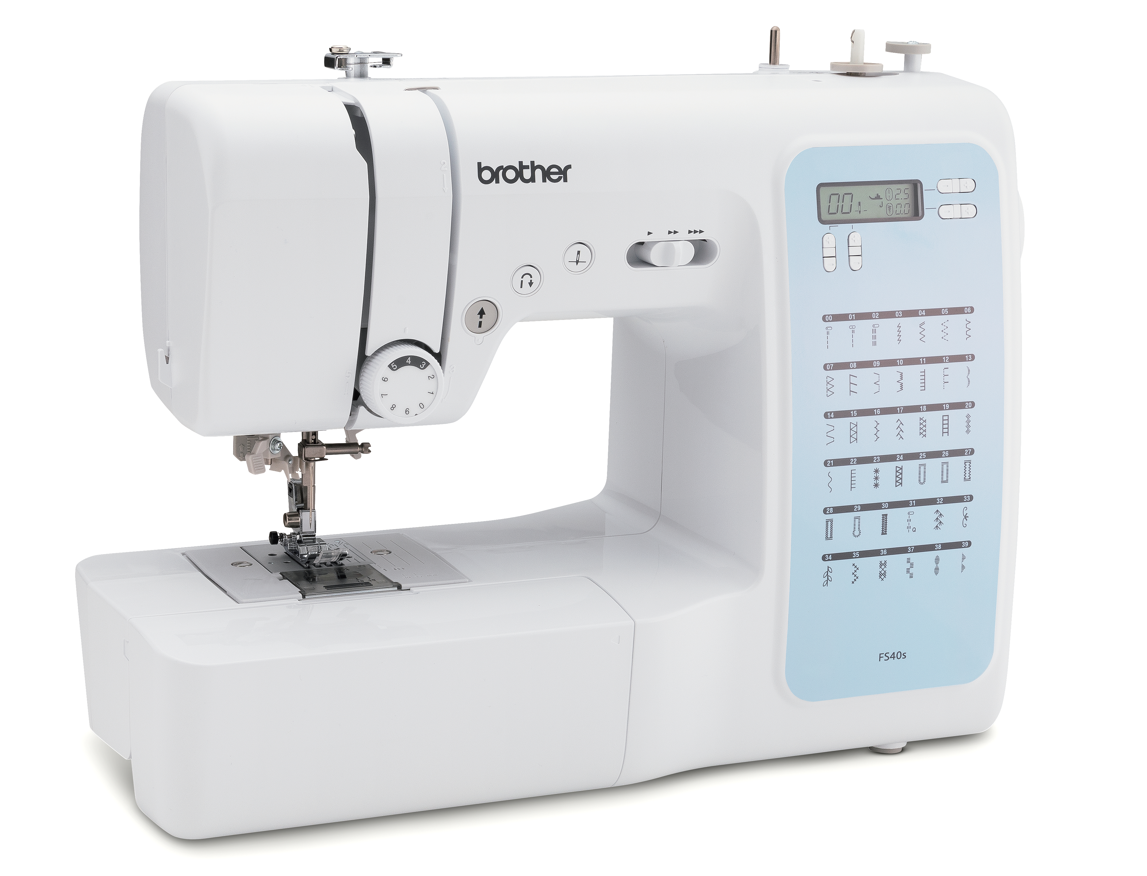 Weiße Brother Nähmaschine. Blaues Bedienfeld mit Stichmustern. Weißer Hintergrund, abgewinkelte Ansicht.
