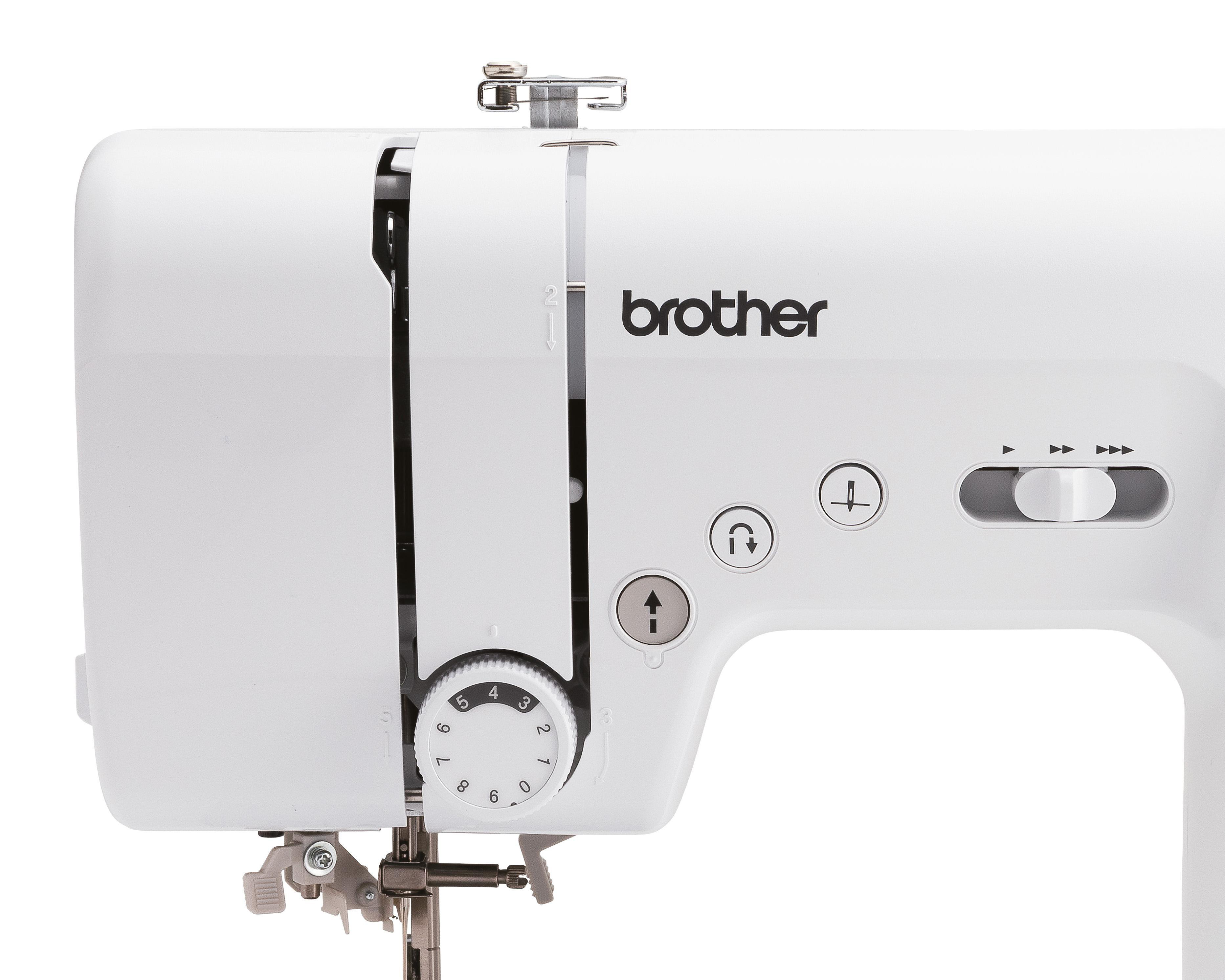 Weiße Brother Nähmaschine, Nahaufnahme von Bedienelementen und Zifferblatt.